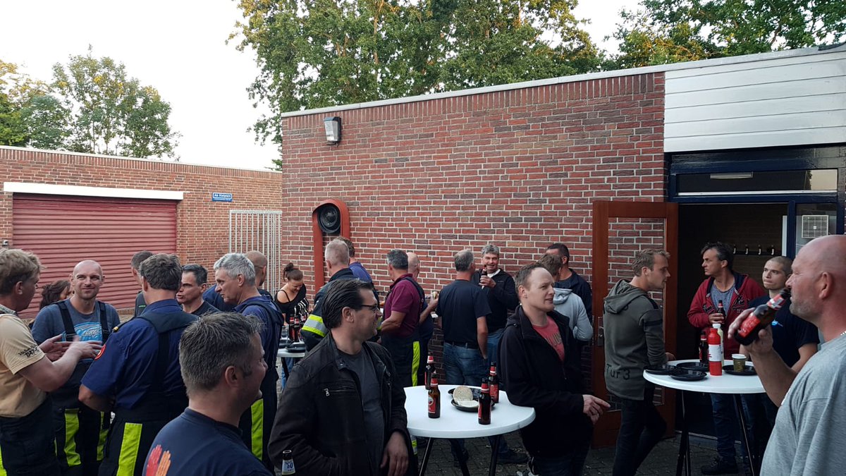 Brandweer_Sneek's tweet photo. Vanavond een gezamenlijke oefening met post #IJlst. 
Scenario was een aanrijding waar  meerdere voertuigen bij betrokken waren met een 7 tal slachtoffers. Een mooie gezamenlijke inzet. 
Na afloop even de BBQ aan PV. https://t.co/SNorBbXnri