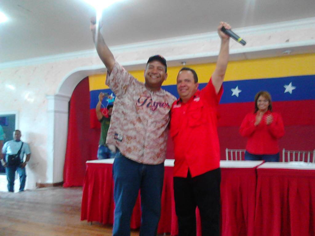 #AraguaAvanzaConMarcoTorres Te invito Hoy #18Jun a sintonizar el programa del ciudadano Gobernador <a href="/RMarcoTorres/">Rodolfo Marco Torres</a> "Marco Torres Informa A Su Pueblo" 4:00pm por <a href="/TeleAragua/">TELEARAGUA</a> dónde estare hablando de los avances educativos en Aragua. #VamosAUnNuevoComienzo <a href="/NicolasMaduro/">Nicolás Maduro</a>