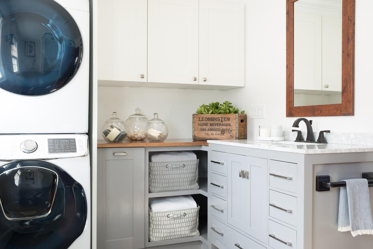 HouseOfDietrich's tweet photo. Just because you have a small space, doesn’t mean you haven to compromise on design and style.
.
.
.
#HouseOfDietrich #bathroomdesign #laundryroom #smallspaces #BostonDesign #InteriorDesign #Storage #DesignInspo #DesignGoals #makeuseofspace https://t.co/kkWvSfQrp3