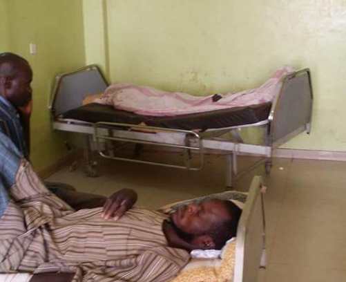 Sudan_tweet's tweet photo. أقرت وزارة الصحة #الخرطوم بقاء جثمان مجهول الهوية لأكثر من  12 ساعة بالمستشفى وسط المرضى كما اعترفت ببقاء مريض من أصحاب الحالات الطارئة ظل مستلقياً قربه بالأرض.
وبررت الحادثة الثانية أن المريض كان مخموراً وكثير الحركة تم إحضاره بواسطة الشرطة وبررت الحالة الأولى بسبب إجرءات الشرطة https://t.co/LYGDMOjbGU