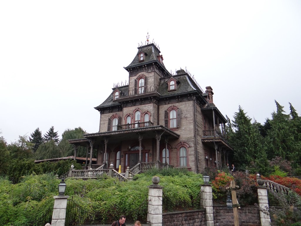 Theloopings's tweet photo. Según anuncian varias páginas web, la atracción #PhantomManor de #DisneylandParis no abrirá en otoño de 2018 como tenía previsto, sino que se atrasa para principios de 2019.

Será el 1r Halloween 🎃 sin esta icónica atracción https://t.co/r01I3jNHmI