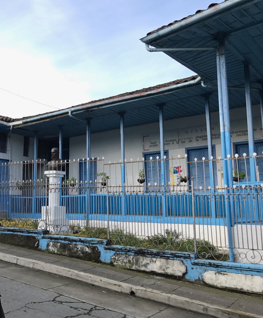 DeepSageApp's tweet photo. Escuela Simón Bolívar de Santa Rosa de Cabal, bello patrimonio #risaralda 
Foto que nos comparte @aaalarcont https://t.co/nVYeDghQXP