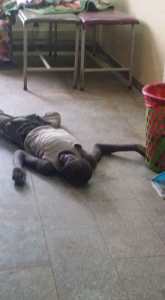 Sudan_tweet's tweet photo. أقرت وزارة الصحة #الخرطوم بقاء جثمان مجهول الهوية لأكثر من  12 ساعة بالمستشفى وسط المرضى كما اعترفت ببقاء مريض من أصحاب الحالات الطارئة ظل مستلقياً قربه بالأرض.
وبررت الحادثة الثانية أن المريض كان مخموراً وكثير الحركة تم إحضاره بواسطة الشرطة وبررت الحالة الأولى بسبب إجرءات الشرطة https://t.co/LYGDMOjbGU