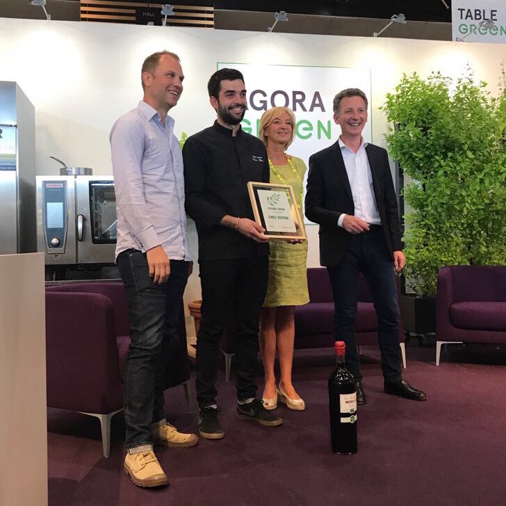 [#LeadersClub] Vainqueur des #palmesgreen 🏆 des restaurants indépendants : <a href="/chezvictor75/">Chez Victor</a> - trophée remis par Jean-Baptiste Meusnier, <a href="/Palmes_Leaders/">Palmes Leaders Club</a> d’or 2017 avec <a href="/KodawariRamen/">Kodawari Ramen</a> #bravo #SirhaGreen