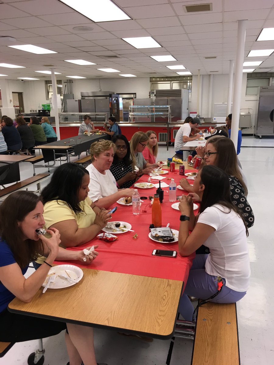 DrSilipigni's tweet photo. End of year faculty fun with HEDS! @DrTammyHanna @DrCPendergraft @InnovateSTEM @DMSRAMS #IfYouOnlyKnewDrew #DMSRams https://t.co/h5ZJggnYXY