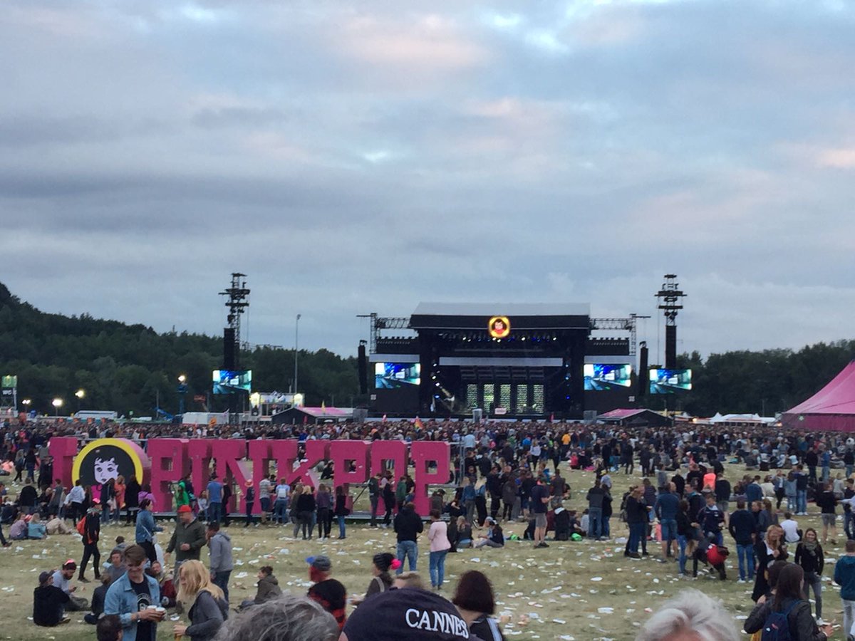 BarnstSolutions's tweet photo. BARNST Solutions op #Pinkpop! BARNST Solutions heeft festivalgangers dit weekend kennis laten maken met de #Filtrey box. Dit hebben we gedaan m.b.v. onze #flyers. Hier hebben we veel positieve reacties op gekregen. Bedankt hiervoor!!! https://t.co/5CFI2WhGkM