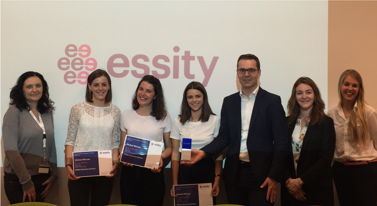Essity_FR's tweet photo. Remise du prix marketing #Essity 2017/18 #HaFaUniversityChallenge : bravo aux 3 étudiantes de l'#ESSEC qui ont remporté ce challenge international ! https://t.co/k34Fhdvwa7 https://t.co/OOOoFoRSHO