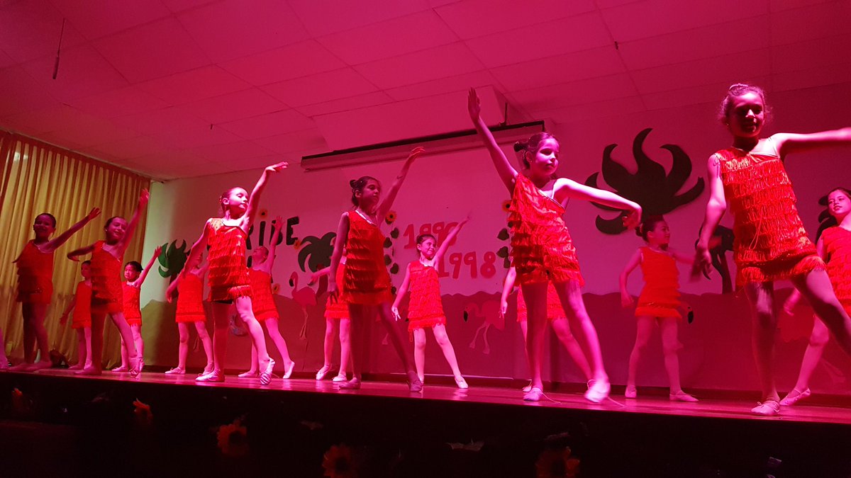 eviscle's tweet photo. Jornada de #PuertasAbiertas en @ColegioMirabal. Un día estupendo en familia con muchísimas actividades. Tutorías y visita a las clases. Festival de #Danza, #rondy, #natación y para volver a coger energía...una #Paella riquísima! https://t.co/xBXyeP61ig