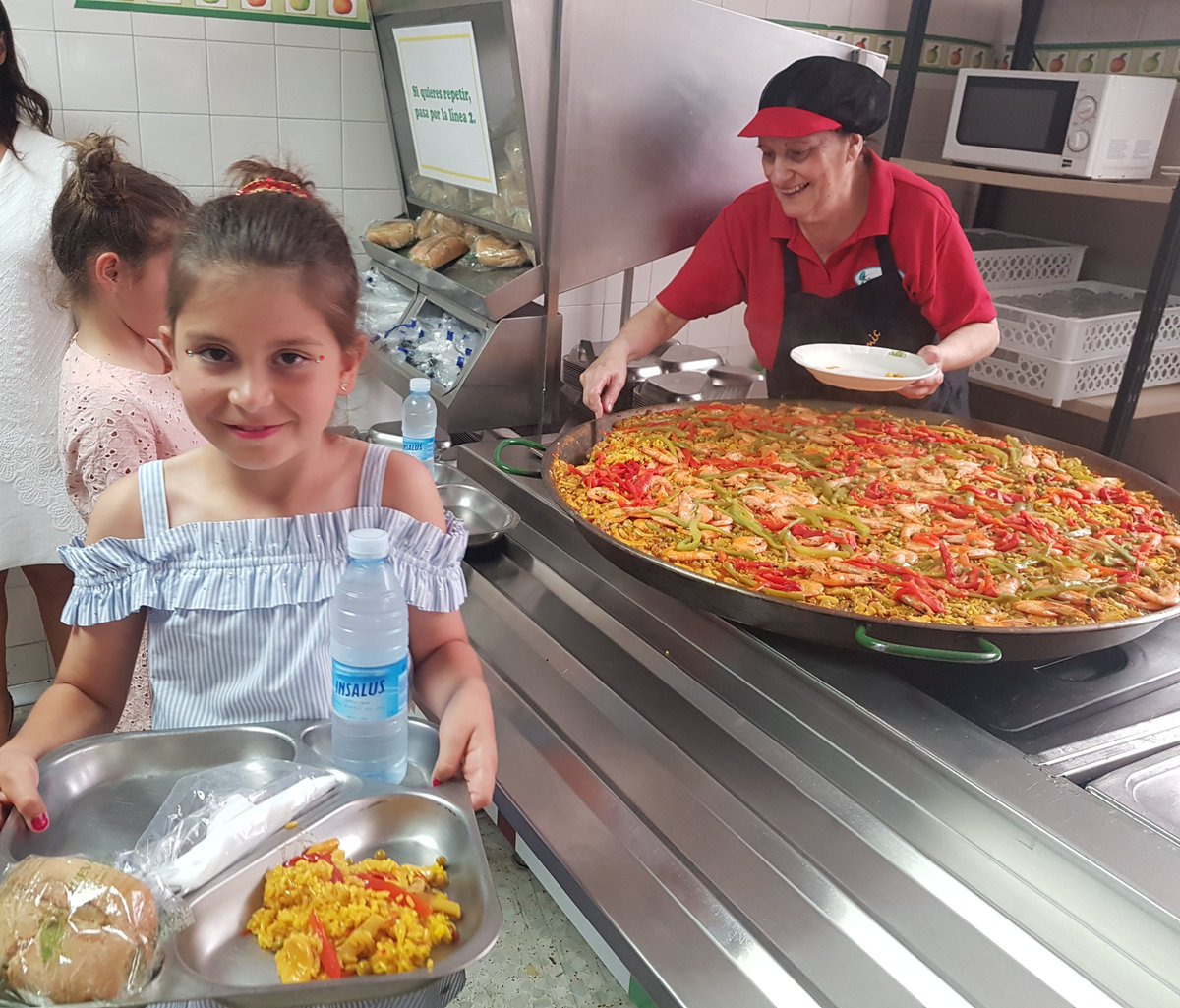 eviscle's tweet photo. Jornada de #PuertasAbiertas en @ColegioMirabal. Un día estupendo en familia con muchísimas actividades. Tutorías y visita a las clases. Festival de #Danza, #rondy, #natación y para volver a coger energía...una #Paella riquísima! https://t.co/xBXyeP61ig