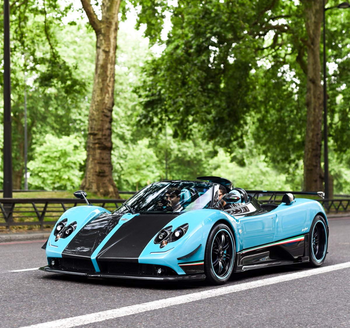 SupercarsofLDN's tweet photo. Does it get any better? Pic by ollieheasman #supercarsoflondon https://t.co/gSslie45QE