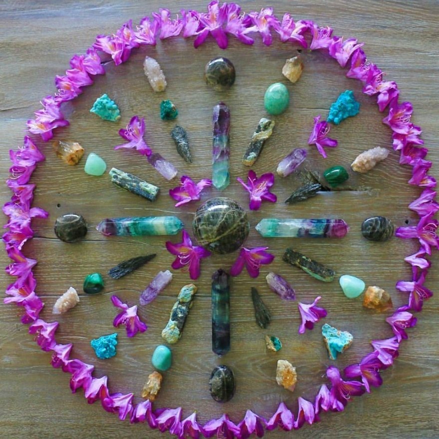 CelticFaerySeer's tweet photo. πΈπΏβ¨πΏπΈ @CelticFaerySeer
.
π· Instagram @silvermoongoddess
.
#flowermandala #naturemandala #celticfaeryseer #flowergrid #naturegrid #crystalgrid #crystalmandala https://t.co/uUveNjWdD3