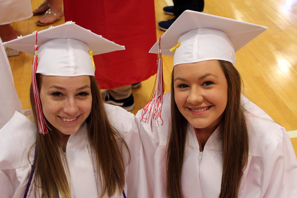 BCSDBEES's tweet photo. We've posted a photo gallery from Graduation 2018 @bville2018 at https://t.co/3TsCOPOJXm https://t.co/4tpwZDm9Uh