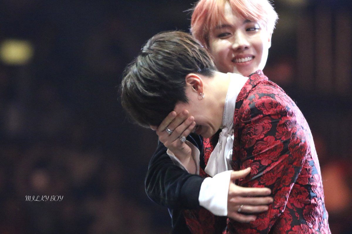 worldwidemyg's tweet photo. remember when bts won a daesang and yoongi cried then hoseok just https://t.co/3kzbgIGFZb