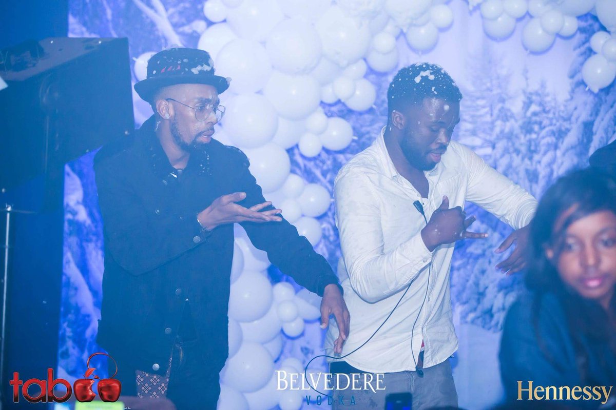 Nasssi_M's tweet photo. Last week when I told you guys that #SuperBooSeason has a snow machine and a photobooth no one believed me, look at how much fun my humans are having here ππβοΈ #WinterUnleashed https://t.co/KUhsmxwbE9