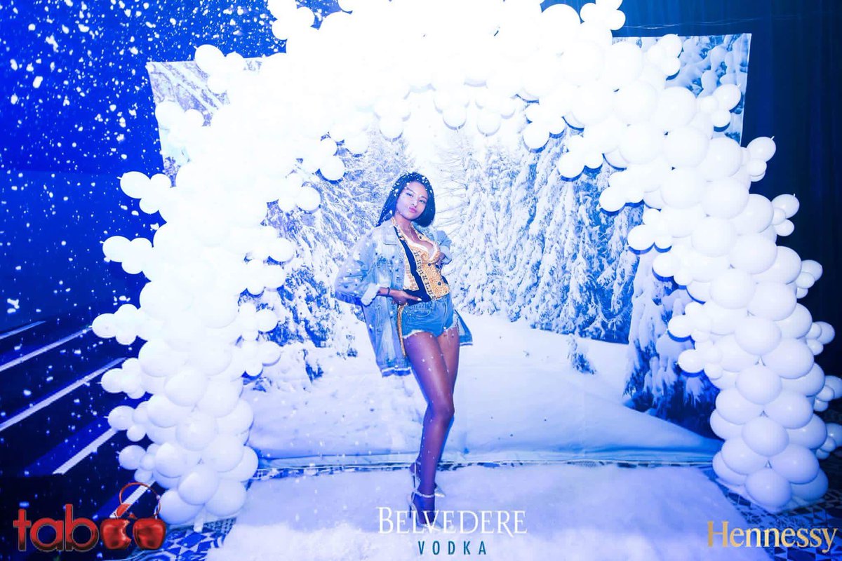 Nasssi_M's tweet photo. Last week when I told you guys that #SuperBooSeason has a snow machine and a photobooth no one believed me, look at how much fun my humans are having here ππβοΈ #WinterUnleashed https://t.co/KUhsmxwbE9