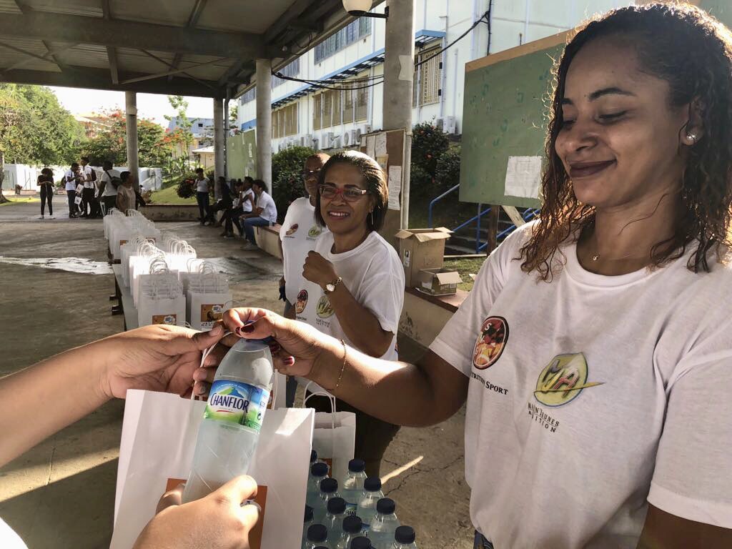 AMPI_MQ's tweet photo. #OpeBac2018 #Bac2018 philo en #Martinique 👉Jour J ! Dans 19 centres d’examens👉Distribution à 3 800 candidats de 6h à 8h - 1 petit-déjeuner ! Mille bravos 👏 organisation @mja972 👏🙏 Dons & financements produits #Chanflor #Banamart #LaSara #Elot #HyperU avec @AMPI_MQ 🙏 médias https://t.co/ZJw3aMTeM9