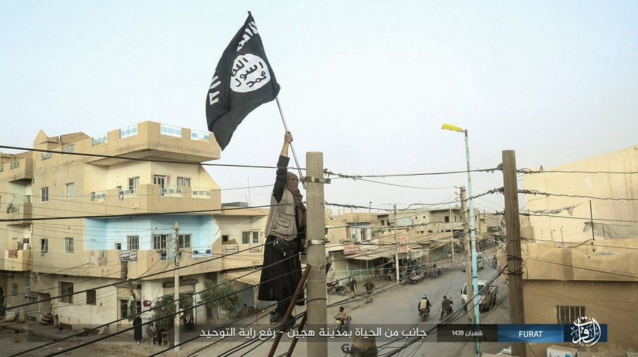 KneRokhaya's tweet photo. Des images qui ont disparu des rues de #Raqqa et #Mosul. Finit le temps ou les drapeaux #daeshiens survolaient tous les immeubles et batiments de ces 2 villes. Signes de la défaite de ces terroristes. Dieu merci. https://t.co/MxaNwa436I