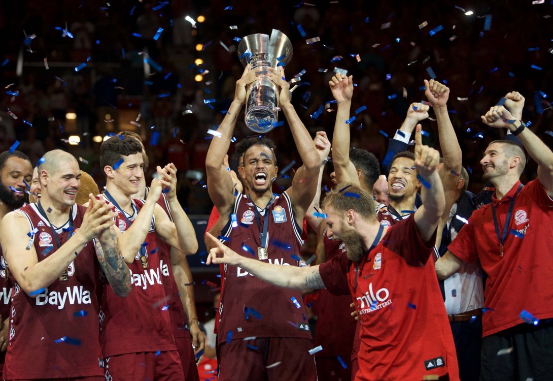 umwerk's tweet photo. SENSATIONELL!!! Wir gratulieren dem @fcb_basketball zum souveränen Sieg der deutschen Meisterschaft und zum Double! 🏀🏆🥇 #DeutscherMeister #FCBB https://t.co/2jBcEcRlay