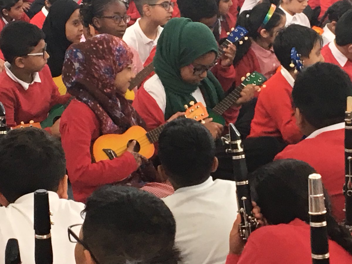 MrsBhachu's tweet photo. Year 3 really enjoyed watching year 4 playing their instruments this morning @CliftonPrim @Artsmarkaward #cliftonartsmarkaward https://t.co/MCYkljm3Ye