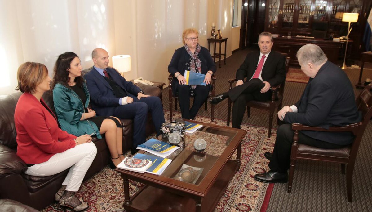 moeuepy23's tweet photo. Una delegación de la @moeuepy18 encabezada por la jefa de Misión @renateweber entregó hoy al presidente del @TSJE_Py @jjbestardd el informe final de observación de las elecciones generales del 22 de abril de 2018. @PBerizzi @UEenParaguay @eu_eeas @fiscalia_prensa @ConsejoParaguay https://t.co/O9LDYRAYgU