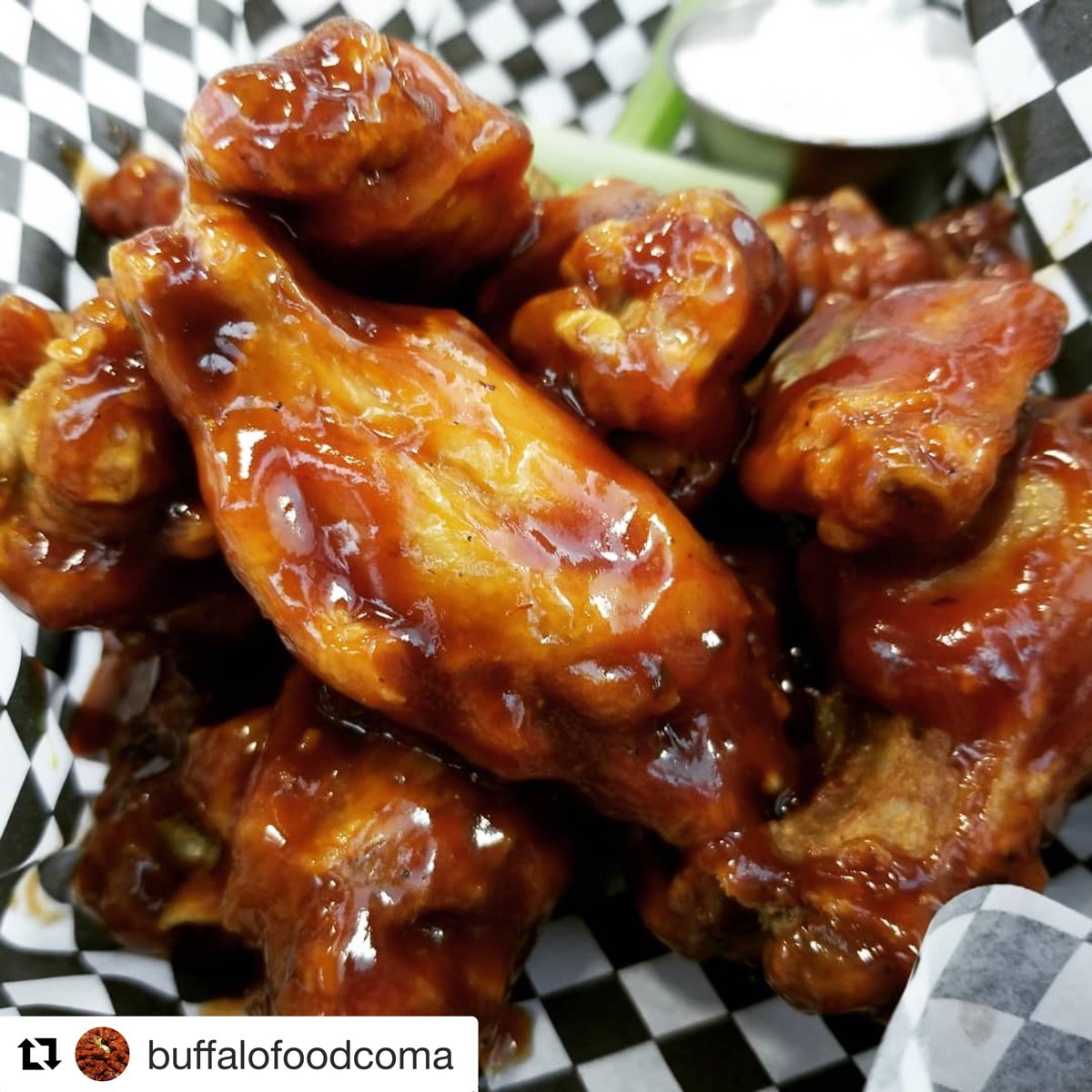 Macsonhertel's tweet image. An amazing meal at an amazing price? We see no wrong answers here. 📸: @buffalofoodcoma
・・・
DEAL ALERT - 40 cent #chickenwings on special every Monday! No extra charges for that #homemade #buffalostyle #bluecheese special #sauces or #celery