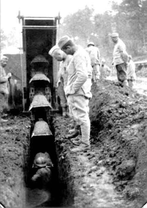 A Mascard-Dessoliers, a trench digging machine at work. These were quite rare and mostly used to form heavy fortifications quickly. #WW1