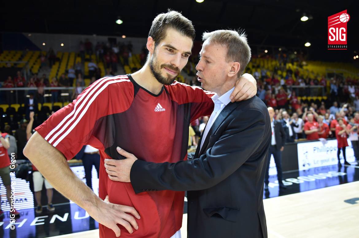 .<a href="/leloupjeremy/">Jeremy LELOUP</a> et la <a href="/sigstrasbourg/">SIG Strasbourg</a> ont décidé, d’un commun accord, de mettre un terme au contrat qui les liait. Merci et bonne continuation <a href="/leloupjeremy/">Jeremy LELOUP</a> 👊🔴⚪️. 
📝Avant son départ, l'ancien capitaine a tenu à vous adresser quelques mots. #SIGArmy ➡️ sigstrasbourg.fr/2018/06/jeremy…