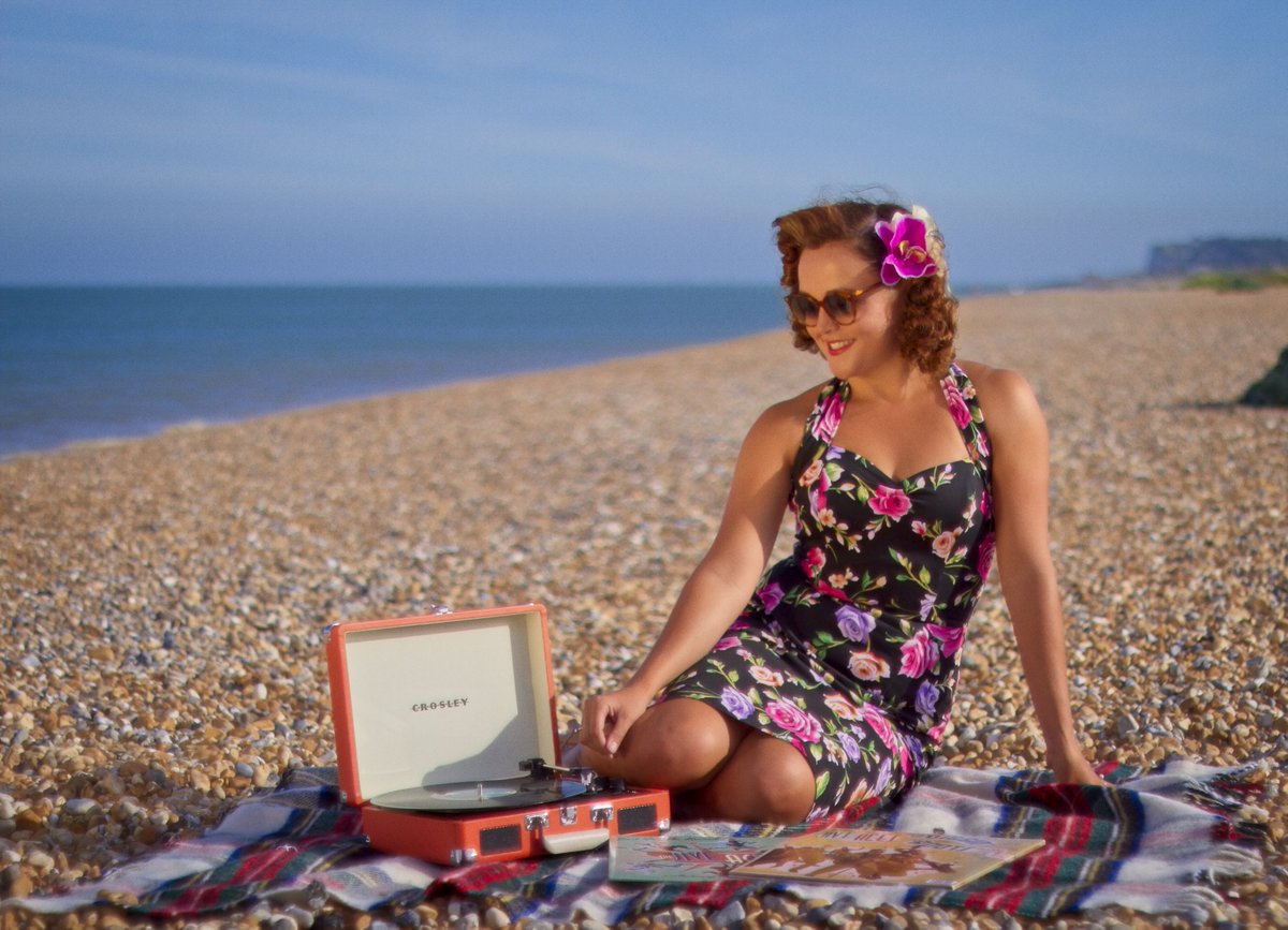 amybakersinger's tweet photo. Love these shots taken by @alexjiveaces!
.
Just enjoying the sound of our @jiveaces album on the #crosleyrecordplayer with @ianjiveace, @missholidayswing and @victoriabasssings. Wearing our @vivienofholloway dresses! 🎶
.
#vivenofholloway #bringbackvinyl #jazzsinger https://t.co/gQyr61dMRu