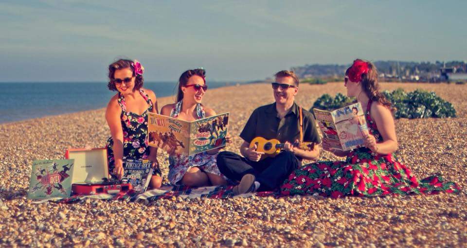 amybakersinger's tweet photo. Love these shots taken by @alexjiveaces!
.
Just enjoying the sound of our @jiveaces album on the #crosleyrecordplayer with @ianjiveace, @missholidayswing and @victoriabasssings. Wearing our @vivienofholloway dresses! 🎶
.
#vivenofholloway #bringbackvinyl #jazzsinger https://t.co/gQyr61dMRu