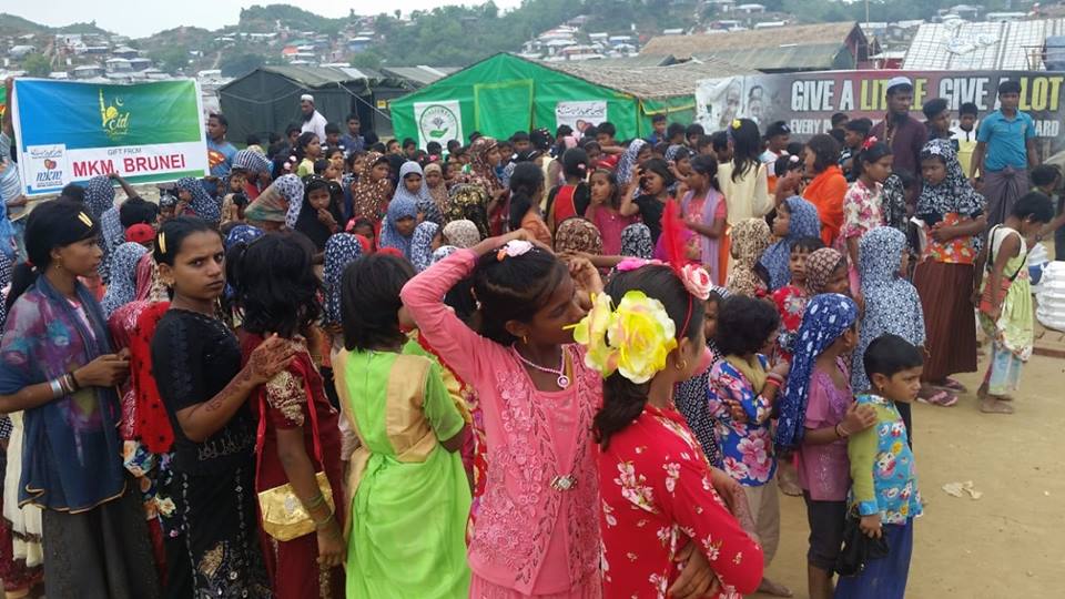 GiftingHumanity's tweet photo. GiftingHumanity facilitating MKM, distributing #food #orphan #School 17th june 2018.

#GiftingHumanity #Poverty #Leicester #Charity #Poor #Help #togetherness, #Aid #Foodpacks #WaterPumps #Help #Community #Rohingya #Ramadan #dates #fasting #Eid2018 #Ramadan2018 https://t.co/w9QuoKHhrR