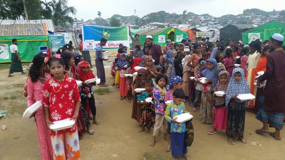 GiftingHumanity's tweet photo. GiftingHumanity facilitating MKM, distributing #food #orphan #School 17th june 2018.

#GiftingHumanity #Poverty #Leicester #Charity #Poor #Help #togetherness, #Aid #Foodpacks #WaterPumps #Help #Community #Rohingya #Ramadan #dates #fasting #Eid2018 #Ramadan2018 https://t.co/w9QuoKHhrR