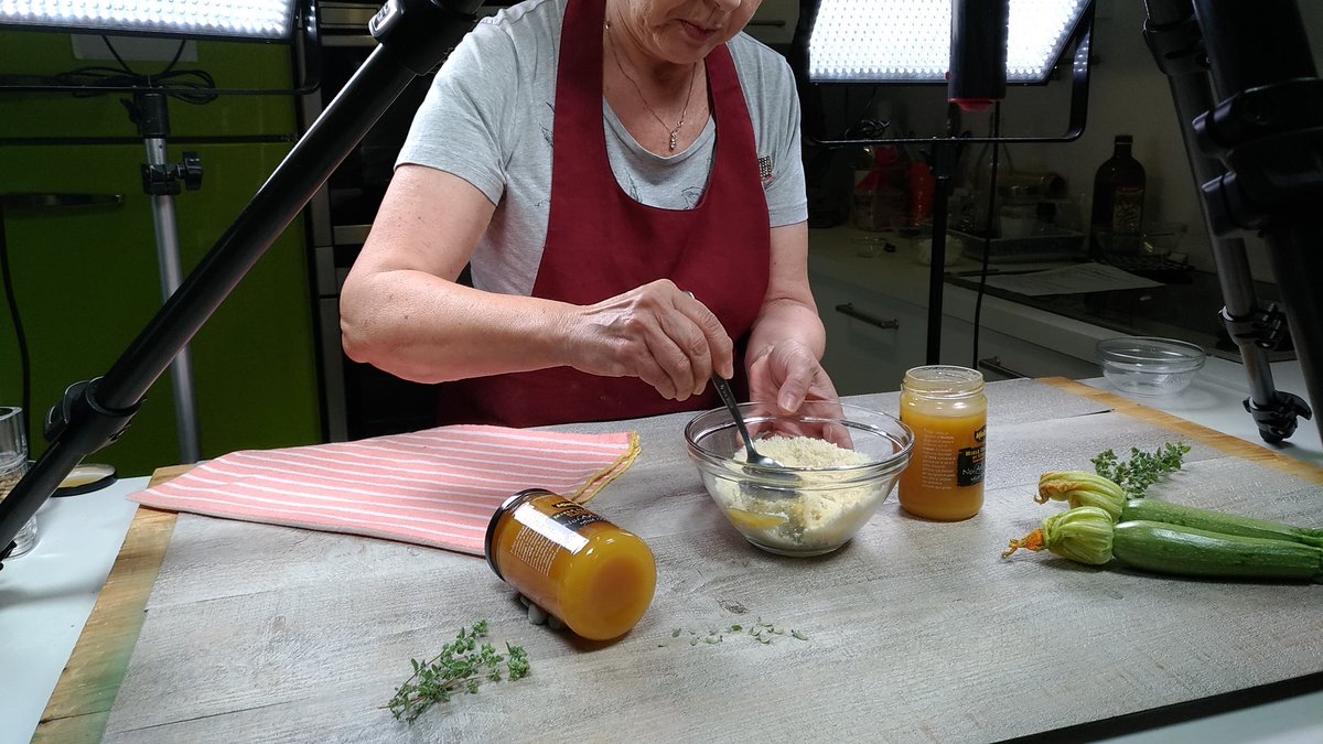 Mielizia_Conapi's tweet image. Bellissima giornata di creazione di nuove #ricette con PiùDolci e PiùCucina! Non vediamo l'ora di condividerle! Per ora vi garantiamo che sono buonissime!!😋😋#miele #composte #mielizia