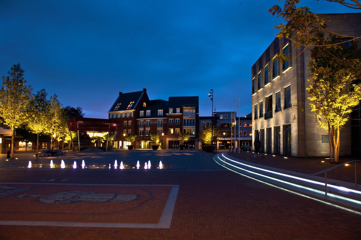 180 graden moment(en) op ons Dorpsplein. Wat zou het toch mooi zijn als we - <a href="/InwonersBest/">InwonersBest</a> en ondernemers <a href="/BestCentrum/">Best Centrum</a> #OnsCentrum - een actieve houding/benadering voor/van deze plek in het <a href="/raadbest/">Gemeenteraad Best</a>-brede beleidsakkoord voor <a href="/GemeenteBest/">Gemeente Best</a> weten te krijgen! #gembest #placemaking