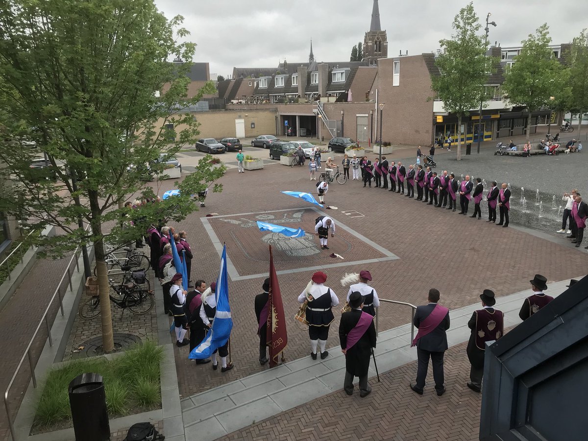 MartijnvDijck's tweet photo. 180 graden moment(en) op ons Dorpsplein. Wat zou het toch mooi zijn als we - @InwonersBest en ondernemers @BestCentrum #OnsCentrum - een actieve houding/benadering voor/van deze plek in het @raadbest-brede beleidsakkoord voor @GemeenteBest weten te krijgen! #gembest #placemaking https://t.co/YxszRnsmS2