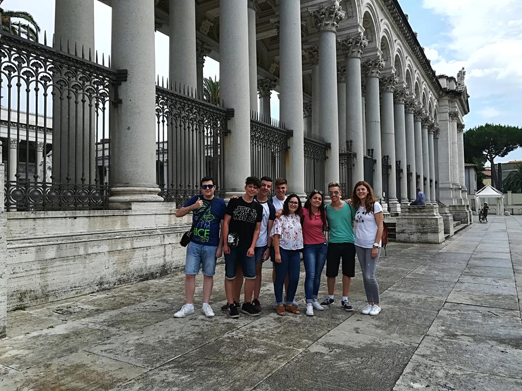 cole_sagrada's tweet photo. Vos deixem les primeres imatges a #Roma del nostre alumnat de 4t d'ESO. ✈️🌦️ Comencem l'aventura! @RuizCliment @AngelSAFAM @neuetes6 @ClariCristina @begogras @Albaros9 @Carles_Albe @mjcanetgadea74 @victor_2212 @SevalMajo @MaAlicia12 @21artal @Arenaten @Evitalli https://t.co/F36zwKKoCf