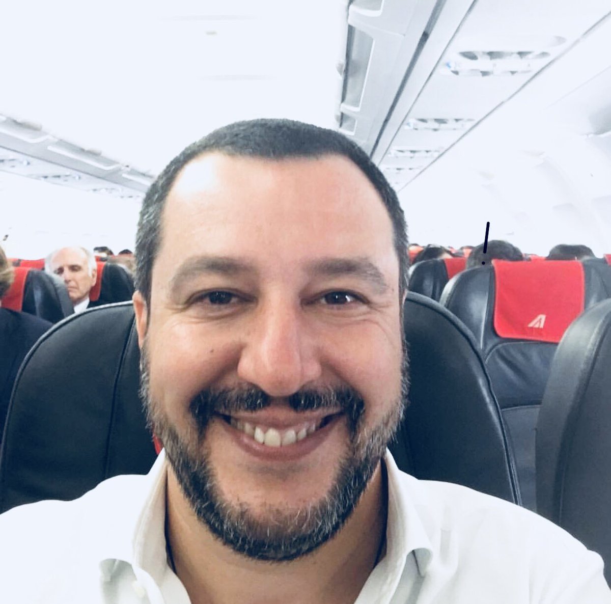 matteosalvinimi's tweet photo. Si parte Amici!
P.s. Qualcuno dei Casamonica mi minaccia e mi invita a “rigare dritto”?
Non mi spaventa, anzi mi dà ancora più forza per riportare ordine, legalità e giustizia in Italia!!! https://t.co/HGZZndCoXk