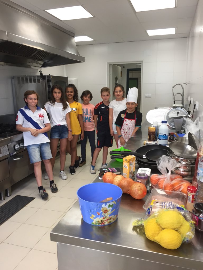 AulaSta's tweet photo. Final del taller English Máster Chef. Nuestros chicos se han puesto manos a la obra. El resultado...exquisito!!! Enhorabuena chefs!!! https://t.co/cDxD33iTJ5