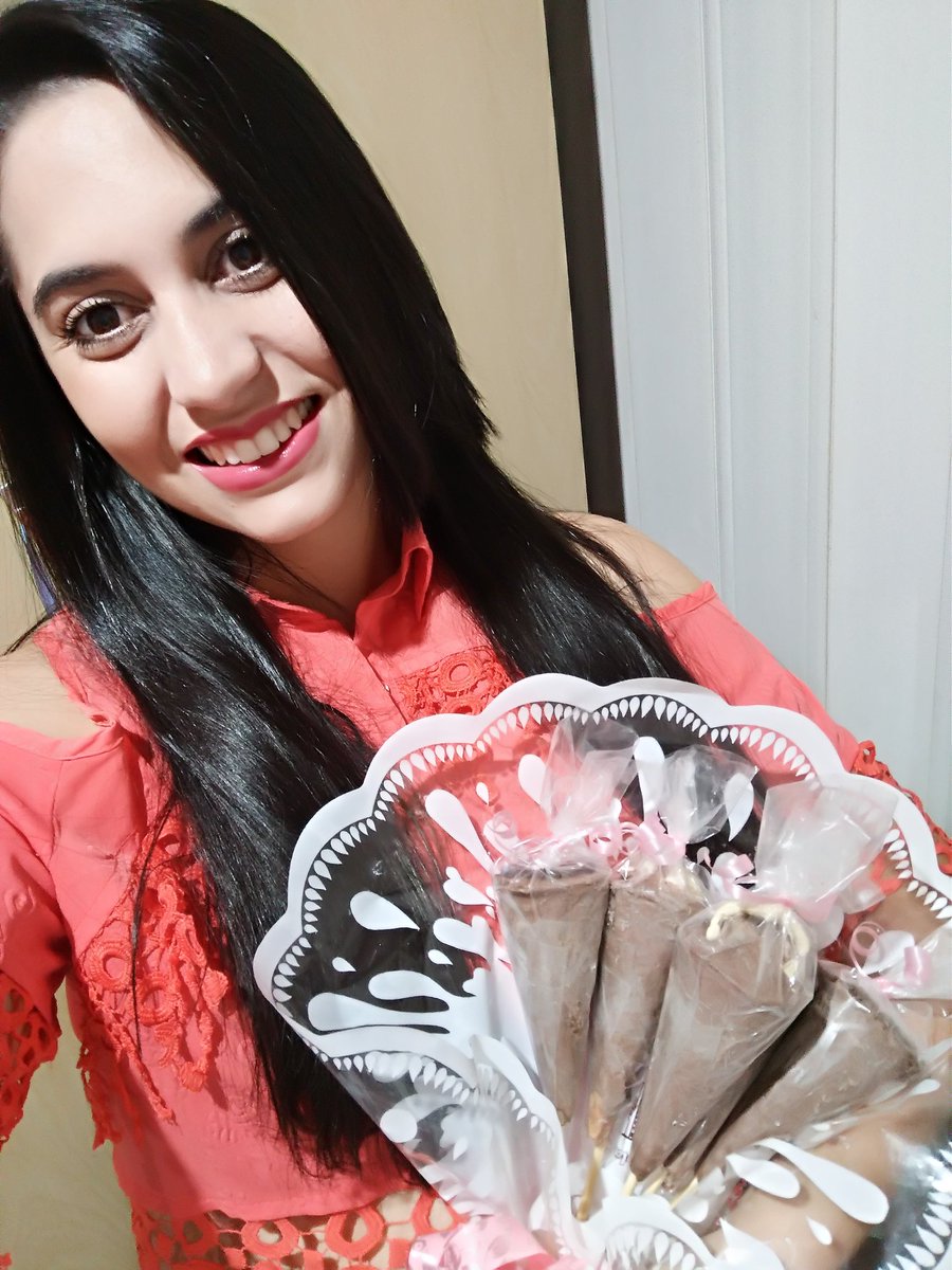 thaislimagtba's tweet photo. Aquele buquê 😍 #Buqueconedechocolate #obrigadaamor #amei ❤️ https://t.co/dD7xqoDVCY