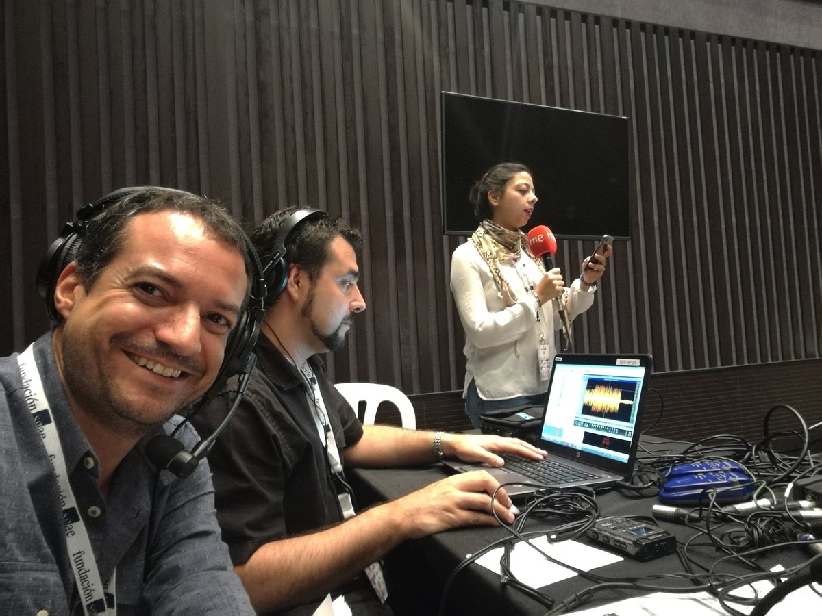 danielgalindo78's tweet photo. Cuando trabajas con amigos contando en la radio unos premios de artes escénicas... ¿Qué más puedes pedir? #21PremiosMax Los Max en #Sevilla https://t.co/vb9Nrrisiv