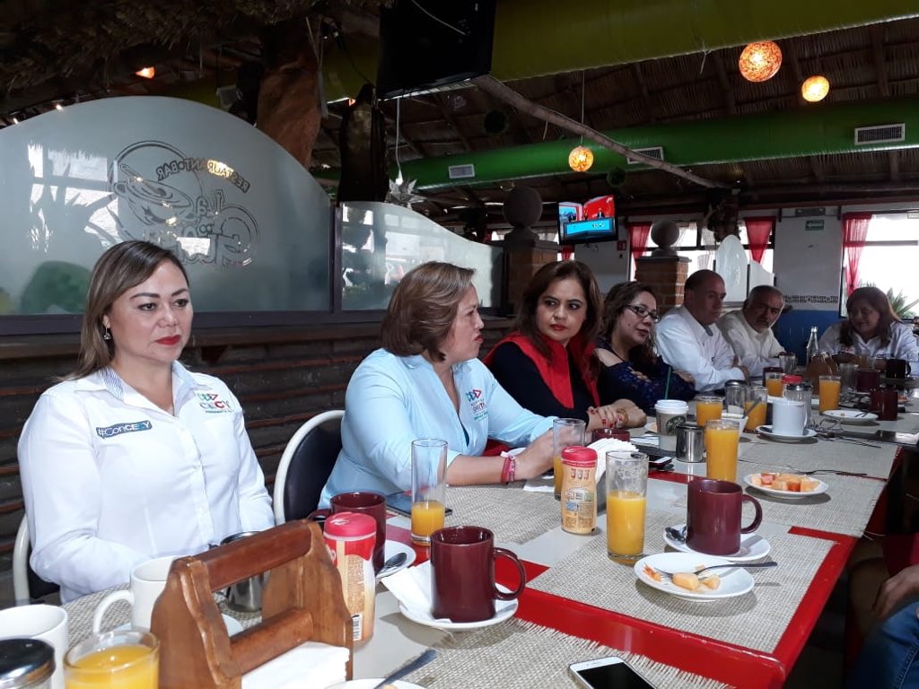 09ysabel's tweet photo. En reunión de evaluación y comprometiéndonos a dar el último tiron en la campaña de Nuestro próximo Presidente Jose Antonio Meade! @FERNANDOCH63 https://t.co/nTWF1aOYiV