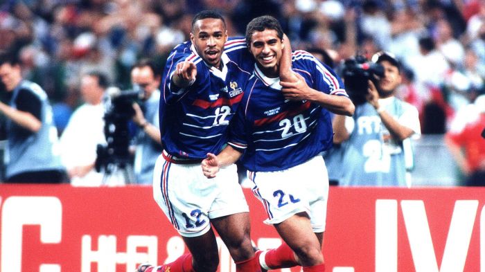 generation1998_'s tweet photo. Il y a 20 ans jour pour jour, la France se qualifiait pour les 8è de la Coupe du Monde 98 grâce à une victoire 4 à 0 contre l'Arabie Saoudite avec des buts de Henry (36e, 77e), Trezeguet (68e) et Lizarazu (85e).

#coupedumonde1998 #France98 #EquipeDeFrance #FRA #FiersdetreBleus https://t.co/W44IZAFNiF