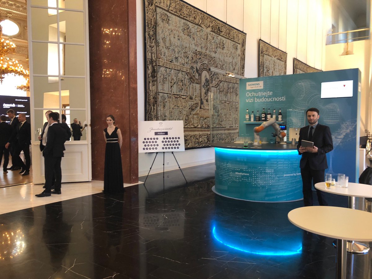 Our ⁦<a href="/SiemensCzech/">Siemens Czech</a>⁩ #robobar is ready to serve drinks to leaders of the Czech industry 🥂