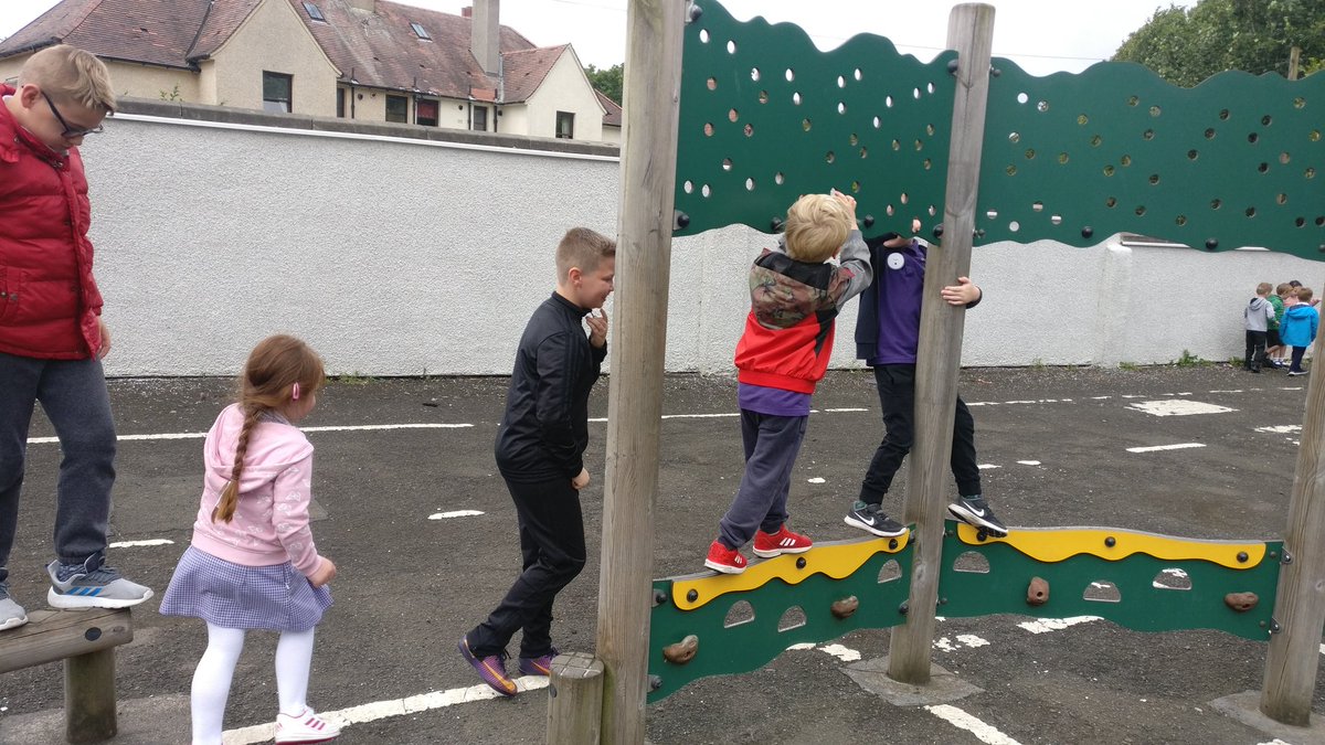 WestquarterP6's tweet photo. Joint playtime with Primary 1 and our nursery buddies today. 😊 #transition @WNurseryClass https://t.co/zysQO7xi8E