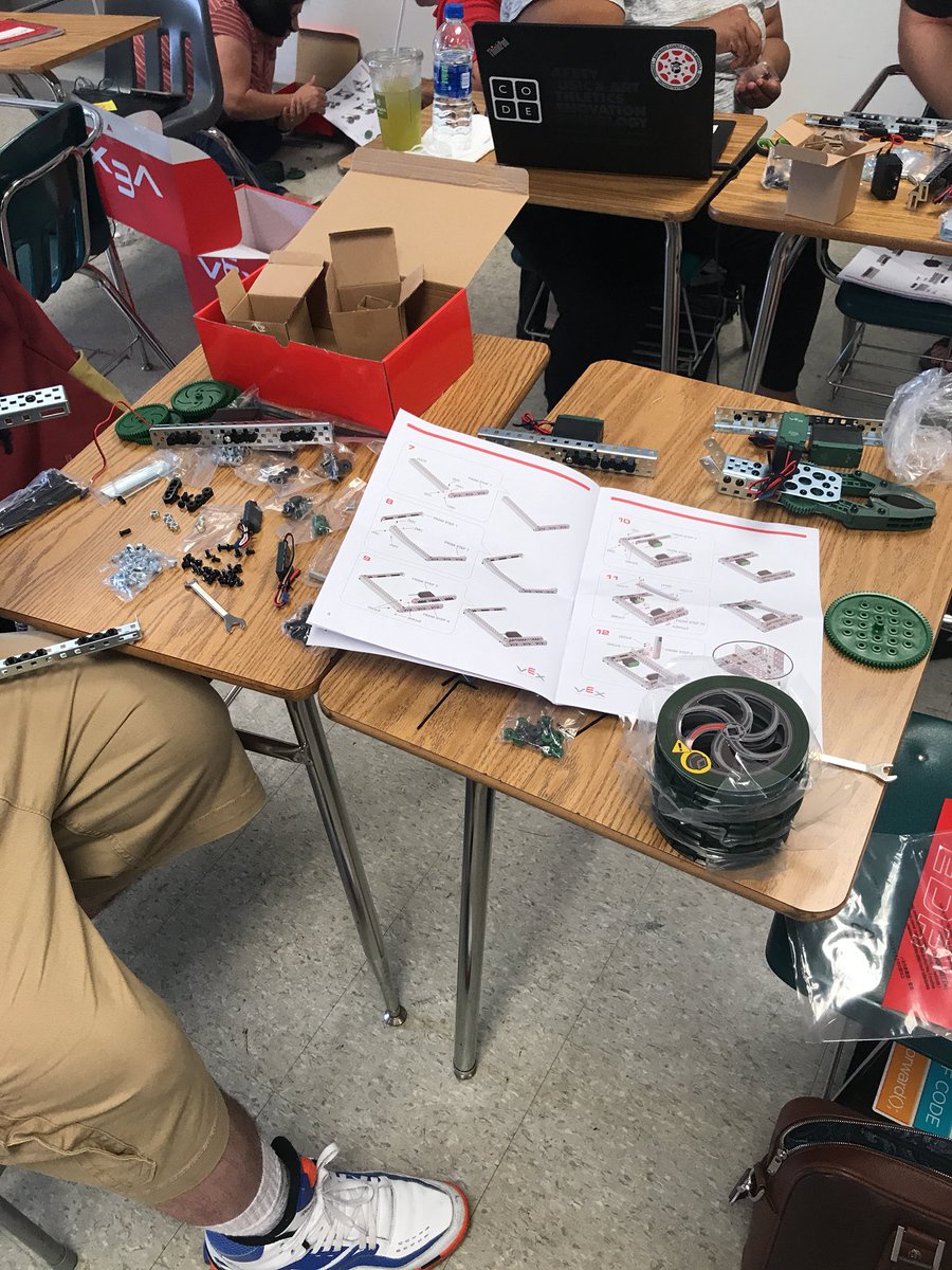 Odyssey850's tweet photo. Building VEX EDR Robots #vex #robotics #BrowardCodes #vexrobotics #teacherlife #learningnevertakesabreak https://t.co/If3MbECZfp