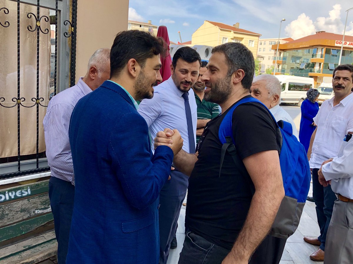 kumruali's tweet photo. Ataşehir Ferhatpaşa Hacı Osman Camii cemaati ile ikindi namazı sonrası hasbihal ettik. @atasehirakparti #VakitTürkiyeVakti #VakitİstanbulVakti #DahaGüçlüTürkiye https://t.co/P7DpZIOsIu