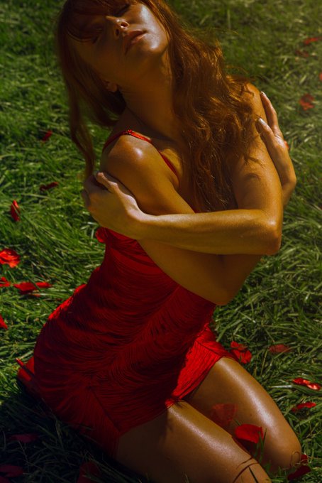 Hug yourself ❤️🌹 #photographer @tolgakatas #dress @GUESS https://t.co/vA5aGytApE<a href="/tag/photographer"class="tags">#photographer</a><a class="tags" target="_blank" title="On Twitter" href="/?out=eyJ0eXAiOiJKV1QiLCJhbGciOiJIUzUxMiJ9.eyJpYXQiOjE3MjEwMDc1NTQsImlzcyI6InR3cG9ybnN0YXJzLmNvbSIsIm5iZiI6MTcyMTAwNzU1NCwiZXhwIjoxNzUyNTQzNTU0LCJyZWRpcmVjdF91cmwiOiJodHRwczovL3R3aXR0ZXIuY29tL3RvbGdha2F0YXMifQ.QK9sATyIIp-2QE-31njlWVY6rG0EJ-MFzm1gLqBKczN7Q54zHNd_FgQNdEiZSBC-itNL3F4vs5eALRdyIfNMiw">@tolgakatas</a><a href="/tag/dress"class="tags">#dress</a>