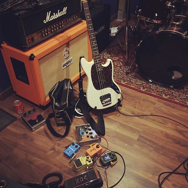 Esta vida,
esta realidad,
no se agota,
volverá a empezar.
.
.
.
#gear #bass #orange #marshall #amp #pedals #guitar #musicgear ift.tt/2t5Oc4I