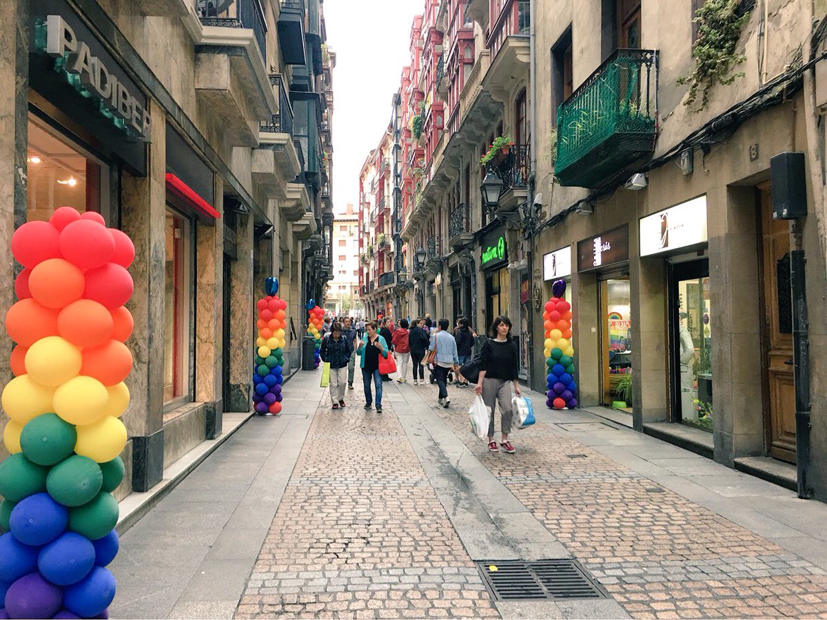 BioBizkaiaHARRO's tweet photo. Así luce orgulloso el #cascoviejo de #Bilbao! 👏🏼👏🏼👏🏼 #BilbaoPride #lovewins #lgtb https://t.co/OEYAEKvqrR