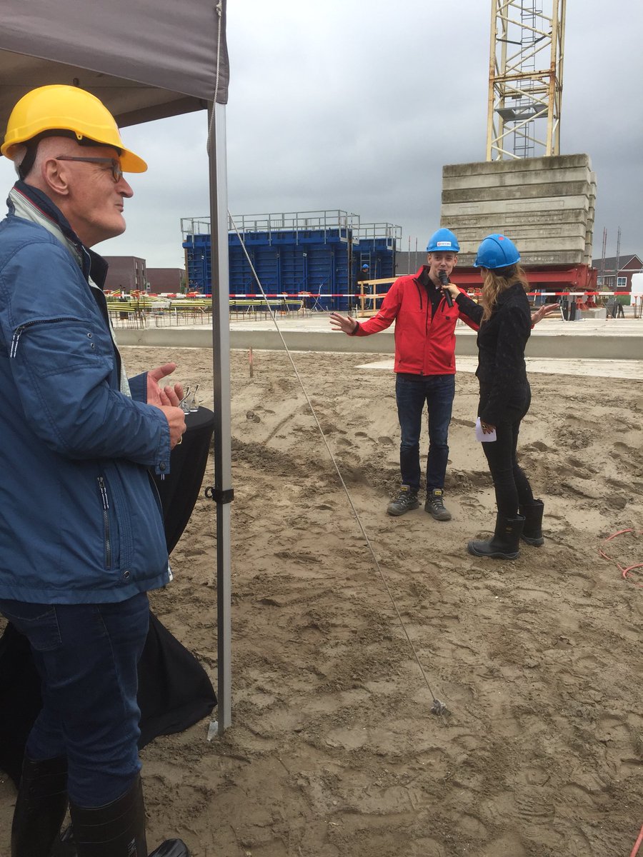 VilksL's tweet photo. Super geslaagde handeling op de bouwplaats “The only is up!” Villa Cascade🎉 #Almere #betonstorten #klantbeleving #trots @VanWijnenGroep @dzwiggelaar1 @ninanomden @simco_baas @GOudesluijs https://t.co/Yg2IXVqlKa