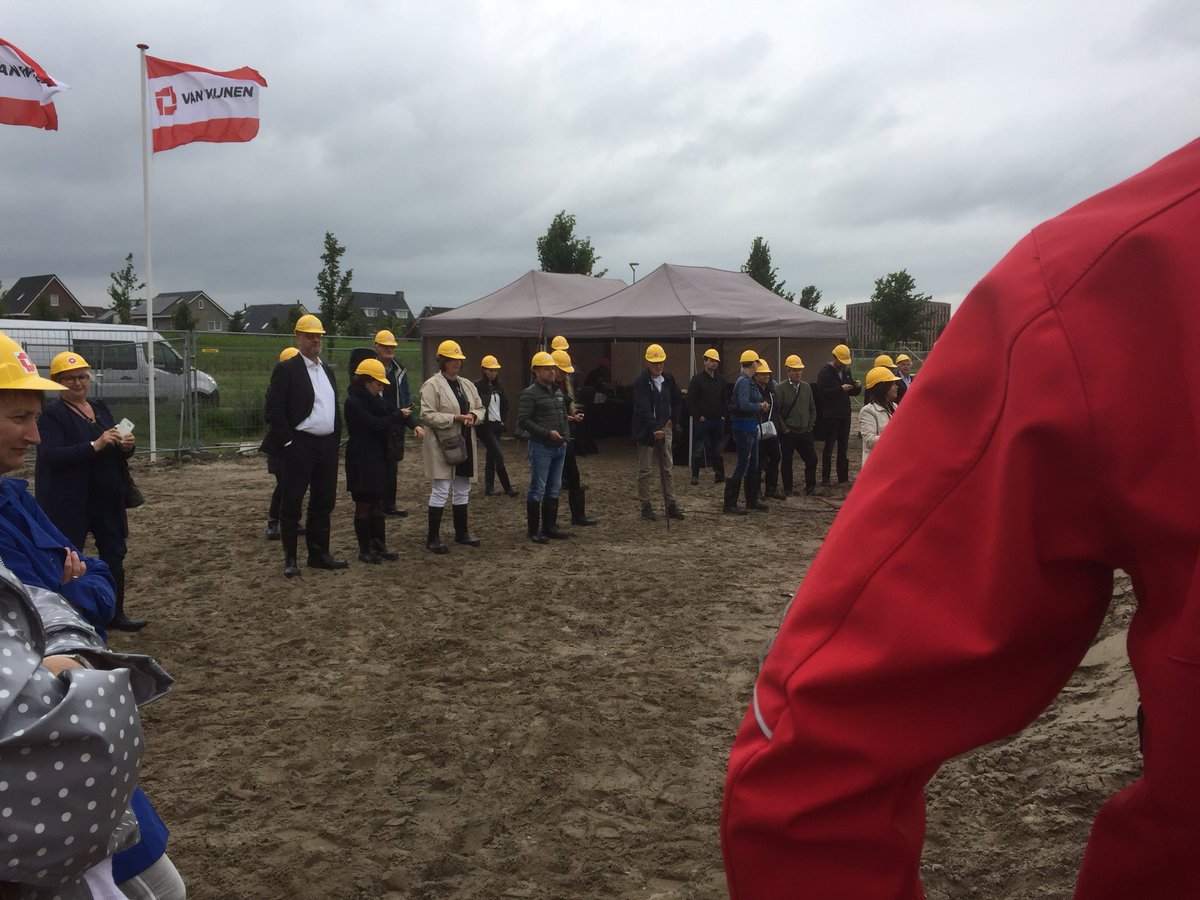 Super geslaagde handeling op de bouwplaats “The only is up!” Villa Cascade🎉 #Almere #betonstorten #klantbeleving #trots <a href="/VanWijnenGroep/">Van Wijnen</a> <a href="/dzwiggelaar1/">Daniëlle Zwiggelaar</a> <a href="/ninanomden/">Nina Nomden</a> <a href="/simco_baas/">simco baas</a> <a href="/GOudesluijs/">Gabri Oudesluijs</a>